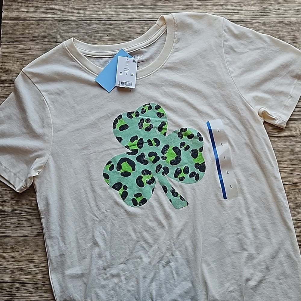 Fifth Sun Cream Leopard Clover St. Patrick's Day Tee L NWT